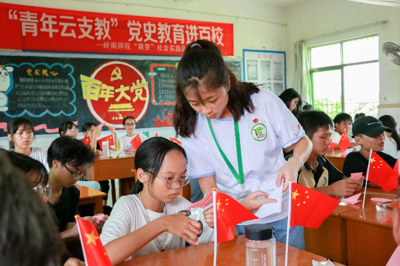 12.传播红色文化，培育时代新芽图片7：图为小老师在教学生们画党徽和剪纸.JPG